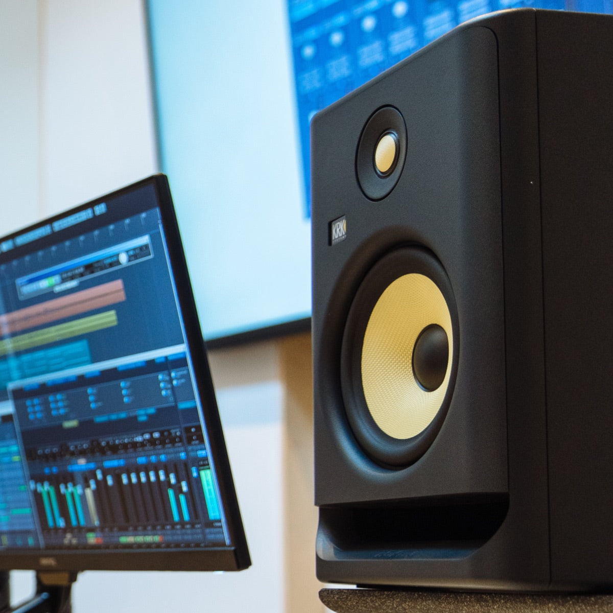 KRK ROKIT DSP Driven Onboard EQ with Visual LCD Studio